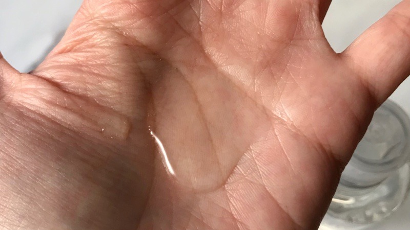 雪肌精クリアウェルネス ピュアコンクSSを手に出してテクスチャーを見せています。