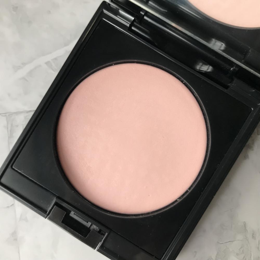 アディクション スキンリフレクトセッティングパウダー 002 Translucent Pinkの色味を見せています。