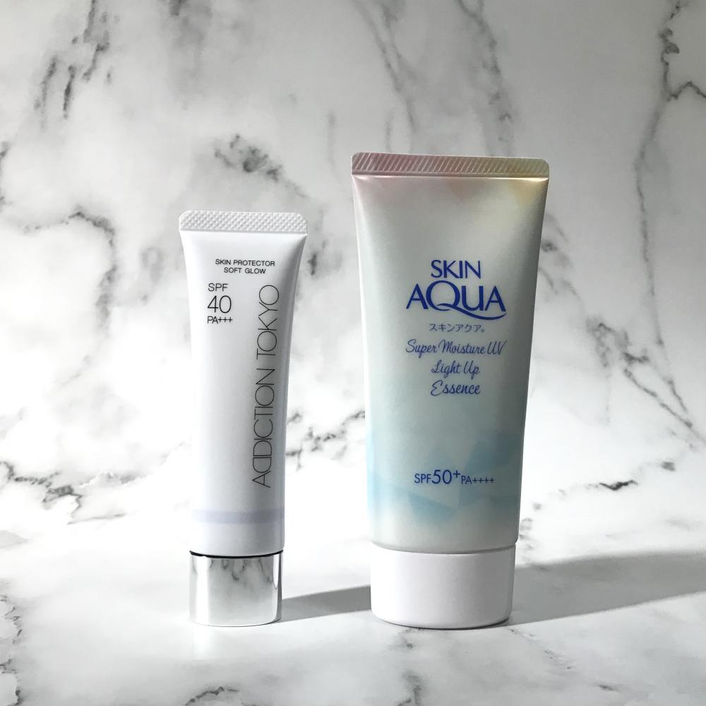 アディクション スキンプロテクターソフトグロウ 001 Pure Blueとスキンアクア ライトアップエッセンスを並べています。