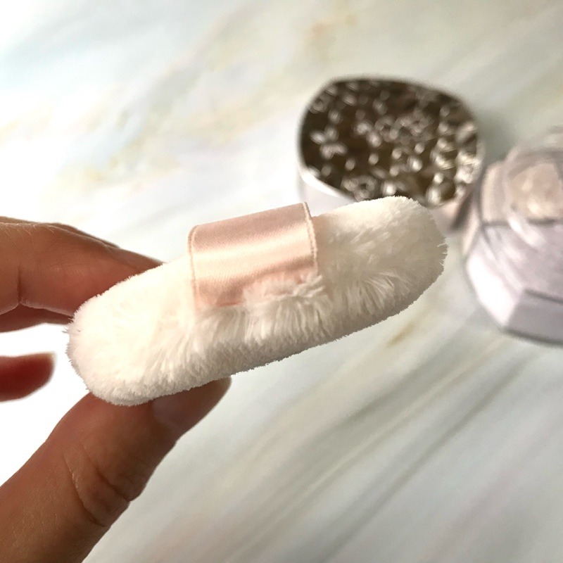 コスメデコルテ ルースパウダー101のパフの厚みや毛質を見せています。
