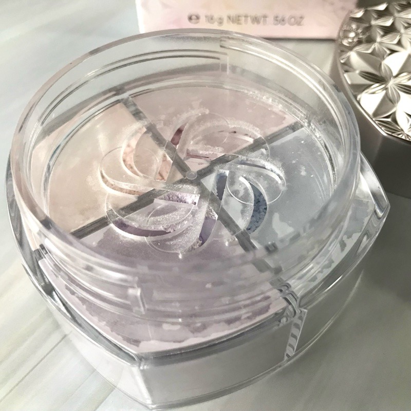 コスメデコルテ ルースパウダー101のパウダーが出てる穴を見せています。